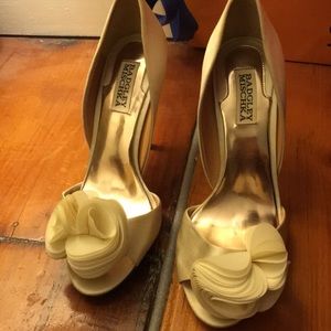 Badgley Mischka petal pump